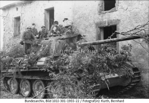 Nordfrankreich, Panzer V (Panther) mit Infanterie