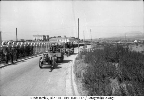 Tirana, Raupenschlepper Ost mit Geschütz