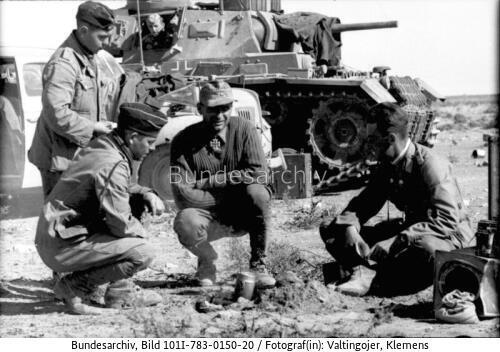 Nordafrika, Offiziere bei Besprechung, Panzer