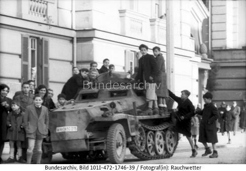 Italien, Kinder auf Schützenpanzer