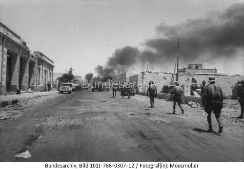 Tobruk, beschädigte Häuser, Soldaten