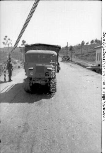 Tirana, Raupenschlepper Ost