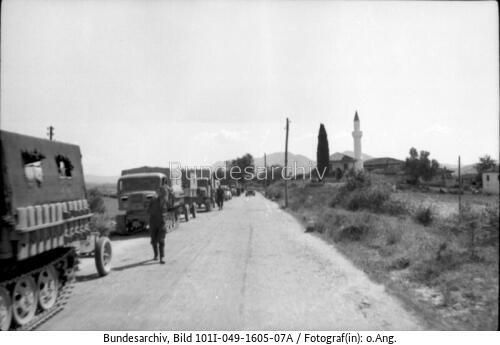 Tirana, Raupenschlepper Ost mit Anhänger
