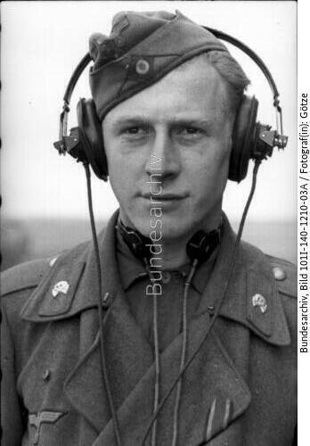 Panzersoldat mit Kopfhörer