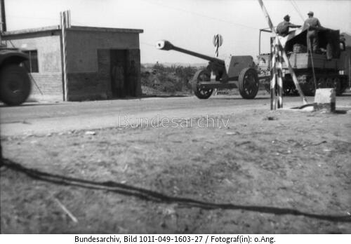 Albanien, Raupenschlepper Ost mit Pak