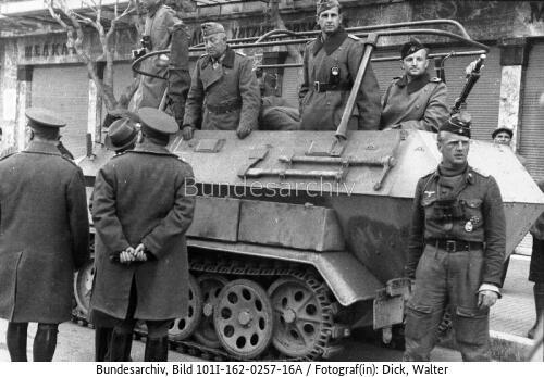 Bulgarien, Schützenpanzer in Stadt, Offiziere
