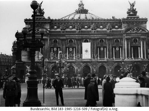 Paris, Oper, Hakenkreuzfahnen