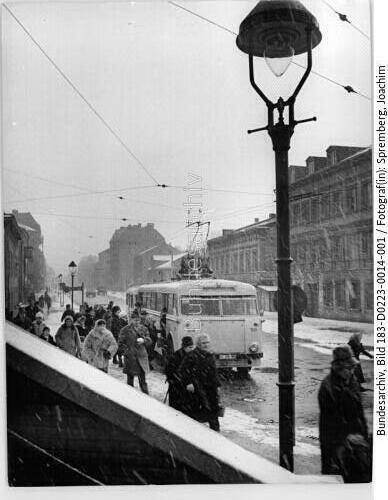 Berlin, O-Bushaltestelle am Bahnhof Lichterberg, Winter