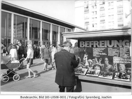 Berlin, Karl-Marx-Allee, Kino "Kosmos"