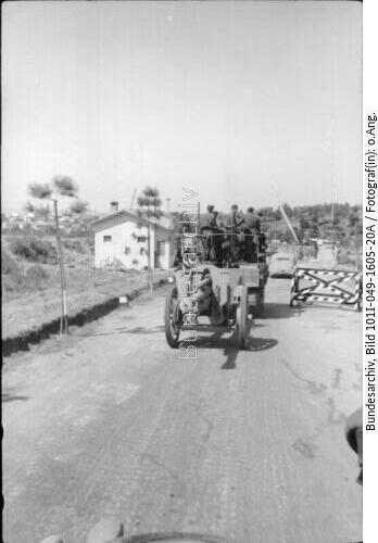 Tirana, Raupenschlepper Ost mit Geschütz
