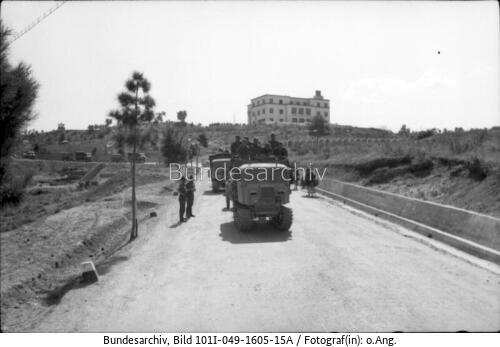 Tirana, Raupenschlepper Ost