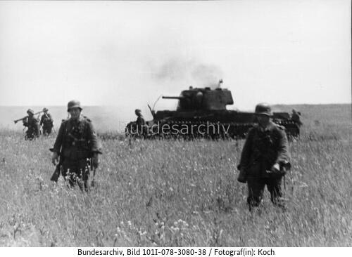Russland, Kursk, Infanterie, russischer Panzer KW 1