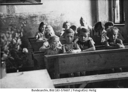 Gottin, Schüler in Klassenraum