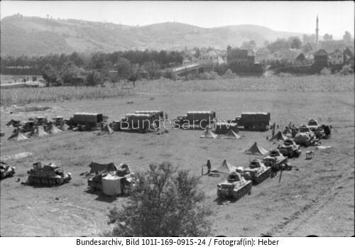 Jugoslawien, Rastplatz deutscher LKW und Panzer H39