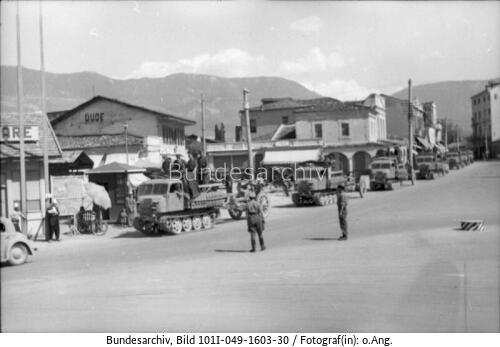 Tirana, Raupenschlepper Ost mit Geschütz