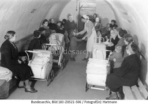 Luftschutzstollen, Frauen mit Kindern