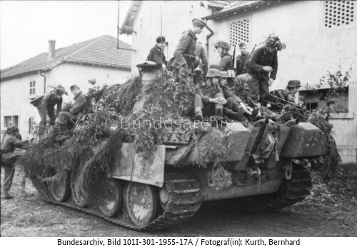 Nordfrankreich, Panzer V (Panther) mit Infanterie