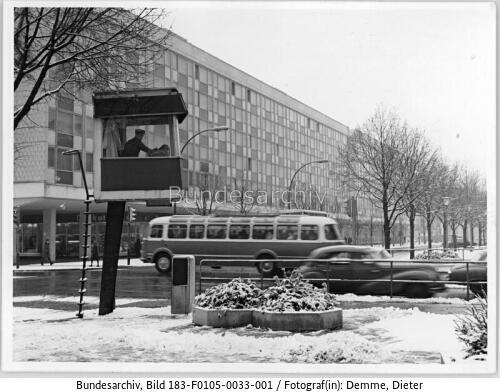 Berlin, Verkehrsinsel im Winter