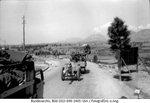 Tirana, Raupenschlepper Ost mit Geschütz
