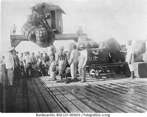 Togo, Lome, Verladen von Baumwollballen