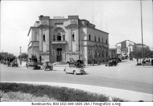 Tirana, Raupenschlepper Ost mit Geschütz