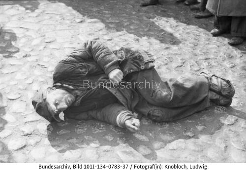 Polen, Ghetto Warschau, liegender Mann