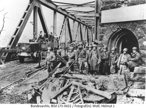 Remagen, beschädigte Brücke, US-Soldaten