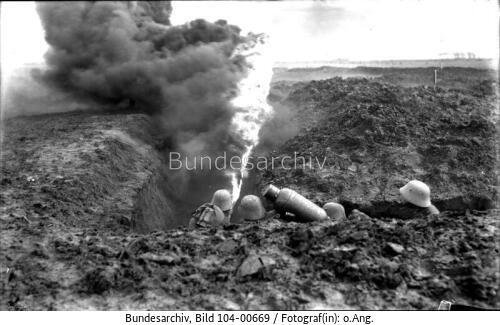 Übung deutscher Soldaten mit Flammenwerfer