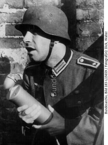 PK-Kriegsberichter mit Mikrofon