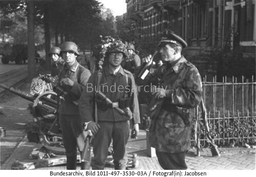Arnheim, Luftwaffensoldaten mit Flak