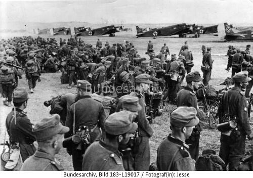 Gebirgsjäger vor Flug nach Kreta