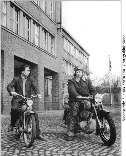 Suhl, Fahrzeug- und Gerätewerk, Motorradfahrer vor Kulturhaus