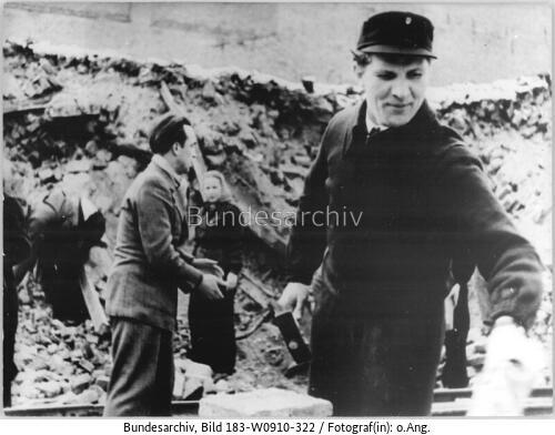Berlin, Erich Honecker bei Enttrümmerung