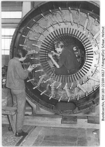 Erfurt, Reparaturwerk, Arbeiter an Energiemaschine
