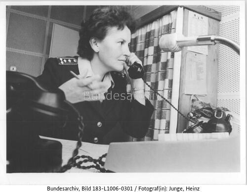 Seddin, Rangierbahnhof, Dispatcherin