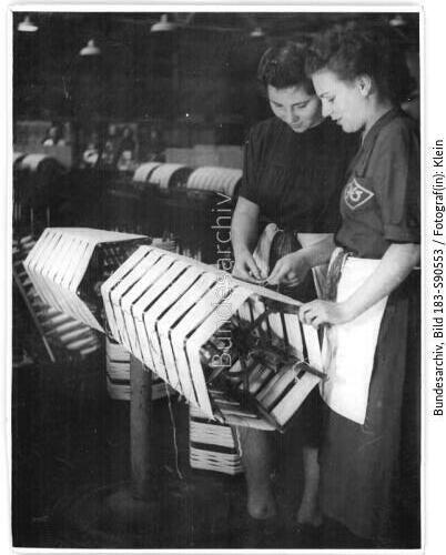 Arbeitenrinnen an Seidenfitzmaschine