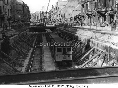 Berlin, U-Bahn in offfenem U-Bahnschacht