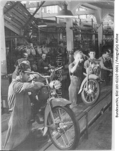 Suhl, Fahrzeug- und Gerätewerk, Moped-Montageband