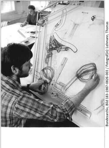Halle, Design-Atelier, Designer am Zeichenbrett