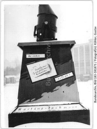 Berlin, Schild mit Stellenangeboten