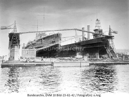 Schlachtschiff im Schwimmdock