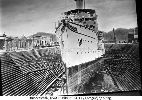 Stettin, "SMS Hansa II" im Dock