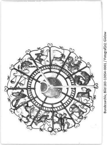 "Zifferblatt mit Sternbildern" von Fritz Kühn