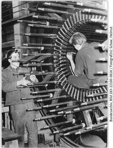Erfurt, Reparaturwerk, Arbeiter an Generatorständer