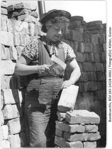 Berlin, <span class="match">Trümmerfrau</span>