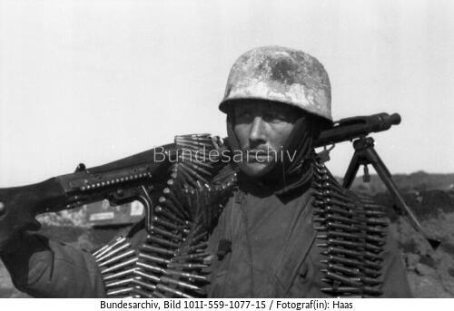 Russland, Fallschirmjäger mit MG und Munitionsgurt