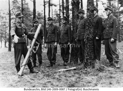 Lettische Freiwillige der Waffen-SS in Ausbildung