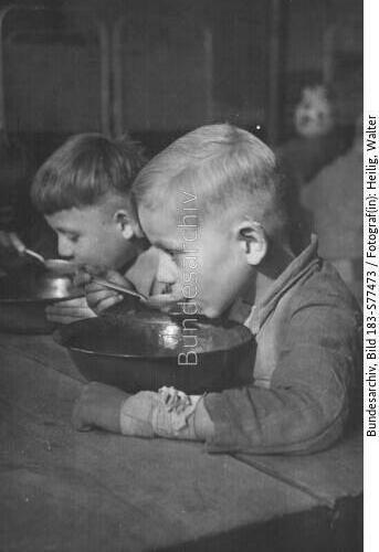 Berlin, Kinder im Waisenhaus