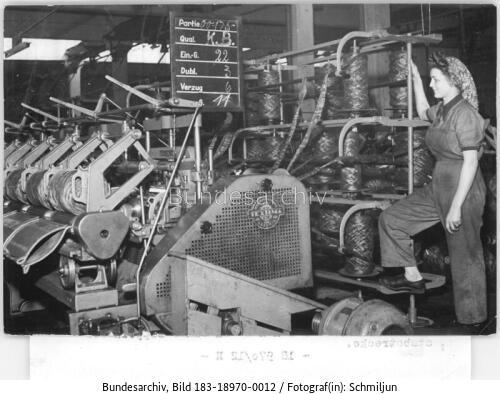 Leipzig, Kammgarnspinnerei, Arbeiterin an Doppelnadelstabstrecke