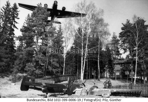 Oslo, beschädigtes Flugzeug Me 110, Ju 52
